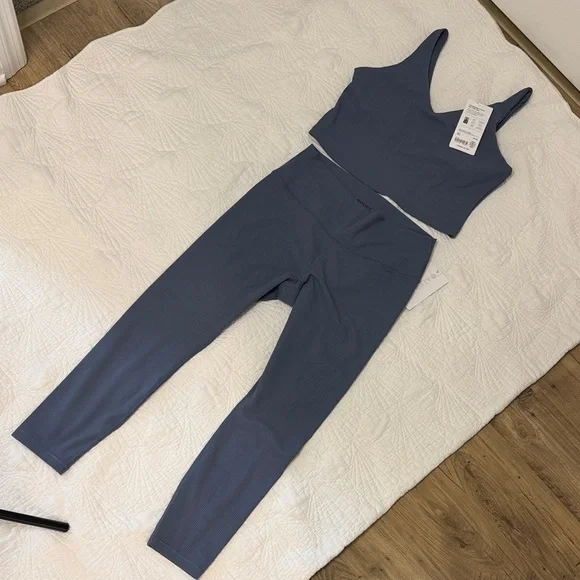 Athleta Women's Slate Blue crop bra and 7/8 tights set - Picture 4 of 6